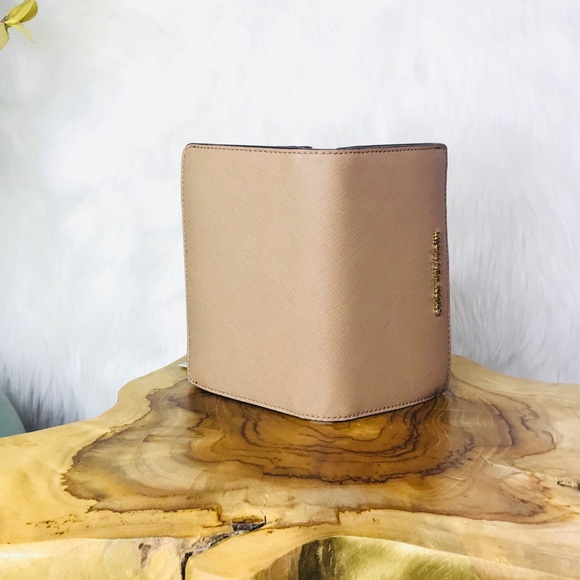 Michael Kors Jet Set Travel Slim Bifold Wallet - Picture 7 of 8